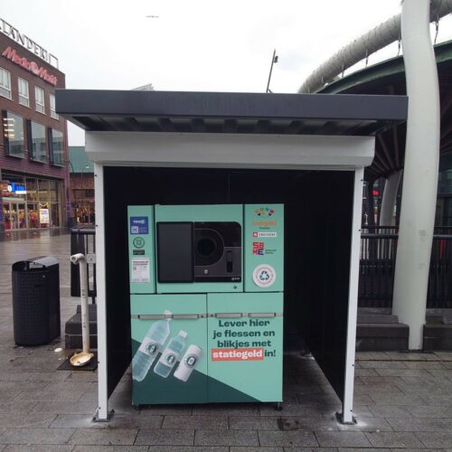 Aflsuitbare overkapping voor automaten en statiegeldmachines 14 Beveilig uw betaalautomaten met een afsluitbare overkapping voorzien van rolluik, trapeziumdak en geïntegreerde afwatering. Leverbaar in diverse maten en kleuren.